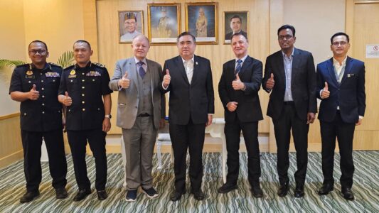 YB Minister of Transport Anthony Loke Siew Fook with Bernhard Schutte and Thomas Bernthaler. Also Present at the meeting were: YBhg. Dato’ Seri Jana Santhiran Muniayan, Secretary-General, Ministry of Transport YBhg. Dato’ Mohamed Irwan bin Mansor, Under Secretary, Land Division, Ministry of Transport YBhg. Dato’ Haji Aedy Fadly bin Ramli, Director-General, Road Transport Department (JPJ) YBrs. Tuan Ir. Mohd Yusop bin Mohamad, Director, Automotive Engineering Division, JPJ YBhg. Datuk Azlan Shah Bin Al Bakri, Chief Executive Officer, Land Public Transport Agency (APAD) Heng Siang Tan, COO Tapio Management Advisory Carmen Lee, Associate, Tapio Management Advisory
