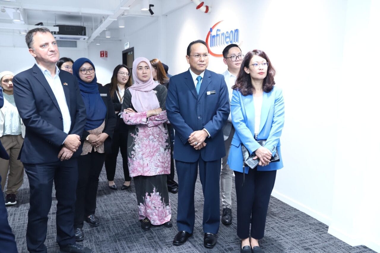 The delegation was joined by YB Datuk Khaidhirah binti Datuk Seri Abu Zahar, Deputy EXCO for Investment, Industry, and TVET Development, Datin Mia, Commissioner of MCORP, Datuk Ginie, Chief Executive Officer of INVEST Melaka, and Mr. Hairulzaman Bin Othman, Senior Manager at MCORP.