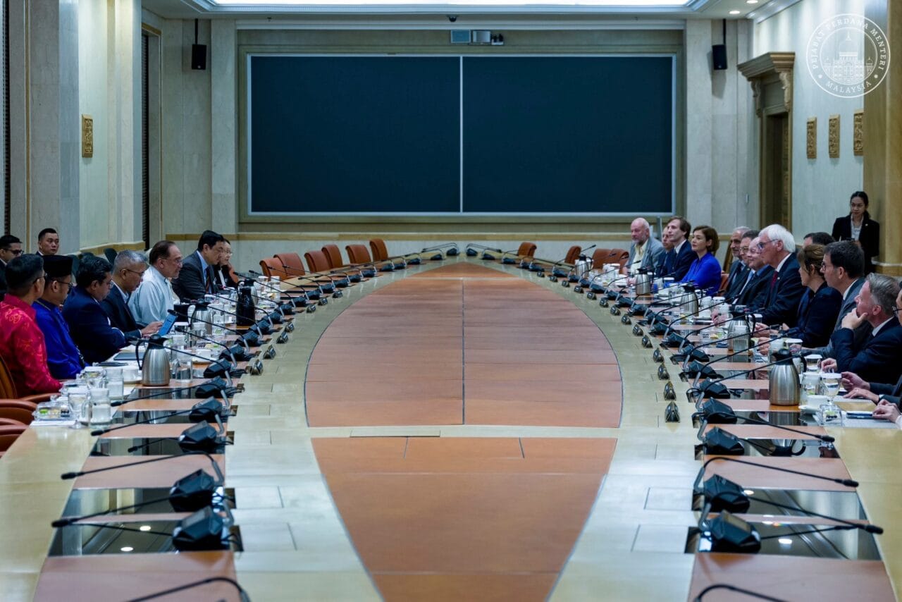 The WEC–IWS delegation, led by TAPiO, in a formal strategic roundtable with the Honourable Prime Minister, senior officials from MITI, and MIDA leadership. The dialogue focused on sustainable economic collaboration, talent development, and positioning Malaysia as a neutral gateway for the German Mittelstand in ASEAN.